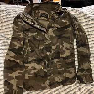 Love tree camo jacket size large